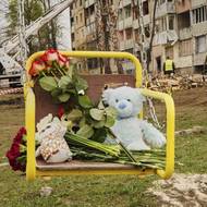 Místní obyvatelé po tragédii na houpačky na hřišti symbolicky posadili medvídky a položili květiny jako připomínku dětských obětí ruského útoku.