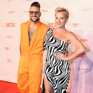 Zpěvačka Martina Pártlová s partnerem Josefem Vařekou. Šaty s flitry na jedno rameno jsou dílem návrhářky Debbie Brown.