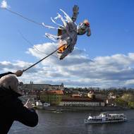 Spolek Sametové posvícení vynesl Moranu pod heslem „Škoda lásky, která padne vedle“, které upozorňuje na fyzické tresty na dětech v rodinách