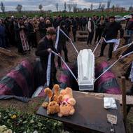 Zaměstnanci pohřebního ústavu ukládají do země rakve Danyla Nikitského (15) a Aliny Kutsenkové (15). Na Danyla pro AP zavzpomínala jeho kantorka Natalja Slobodeňuková, která uvedla, že byl „jiskra“, která nabíjela třídu energií a pomáhala organizovat školní výlety a další akce.