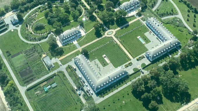 Orbán si tajně vybudoval malé Versailles. Opoziční poslanec prozkoumal zámek z letadla