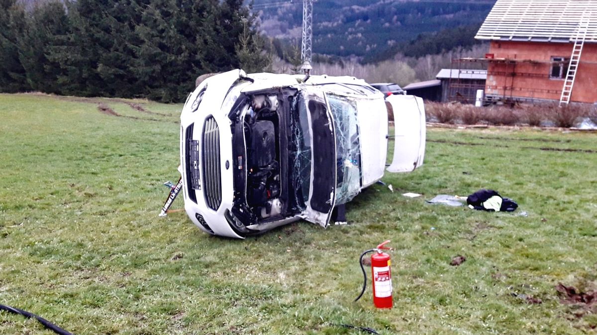 Nejdřív smyk, pak se ford na Klatovsku několikrát přetočil. Pro řidiče letěl vrtulník