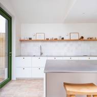 Kuchyň je zařízena ve světlých barvách.