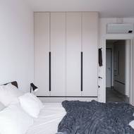 Z boku šatní skříně je umístěn němý sluha.