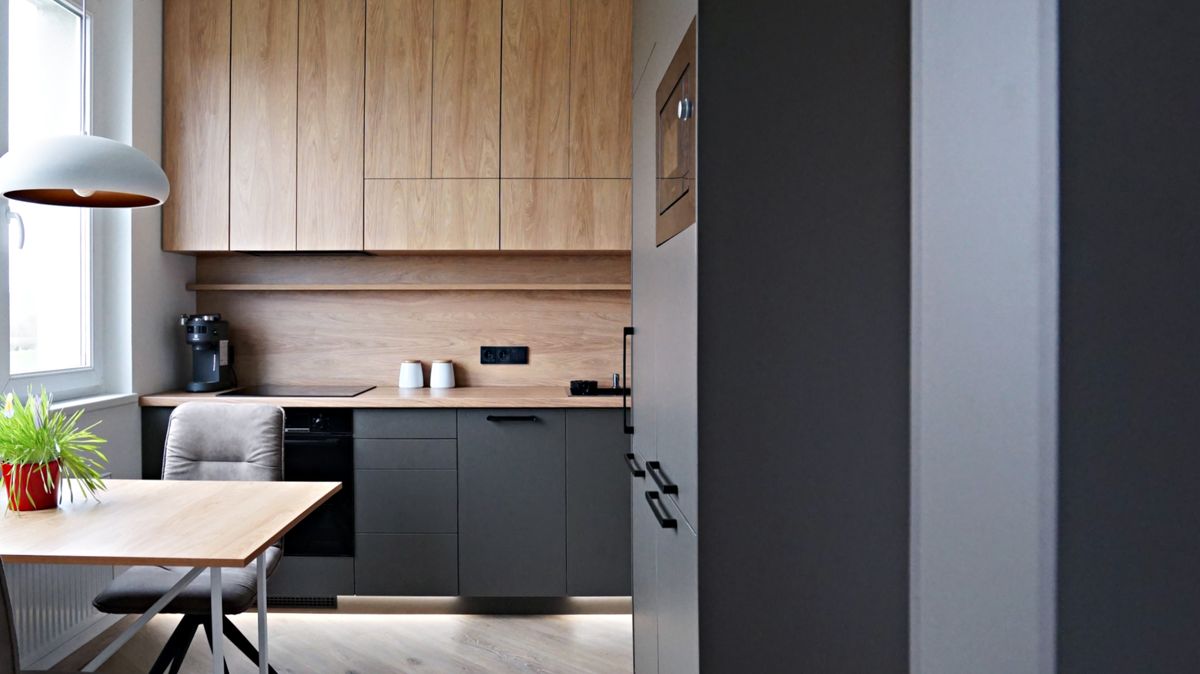 Koupelna skrytá v dřevěném boxu: Design, který splývá s interiérem