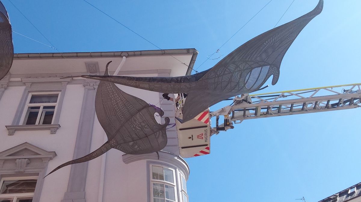 V centru Olomouce hrozil pád šedesátikilové kovové paryby
