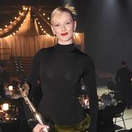 Anet X na vystoupení vyměnila dlouhou sukni za kožešinovou mini.