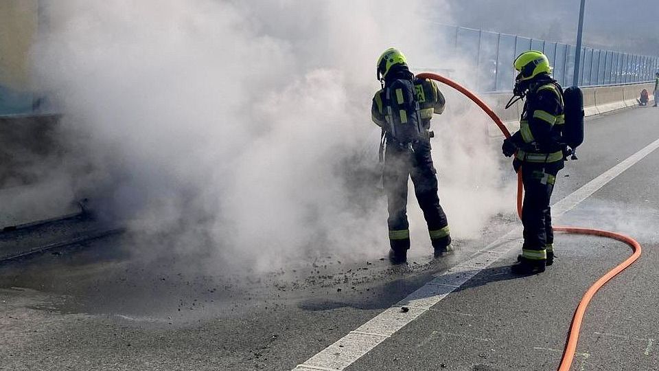 Plameny byly nad síly osádky auta hořícího na dálnici D6 u Kladna, provoz zachránili požárníci