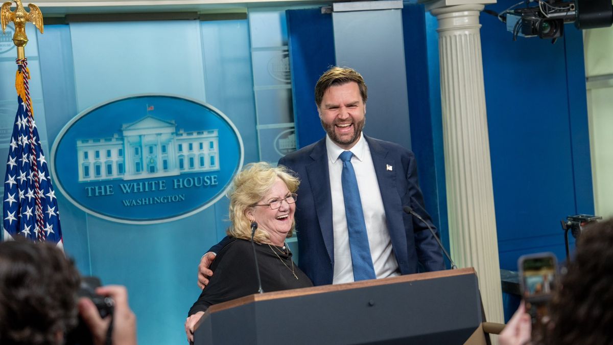 J. D. Vance s rodinou v Bílém domě slavil, že jeho matka deset let nebere drogy