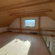 Horní patro ještě čeká na renovaci. Zatím je připravena podlahová krytina.