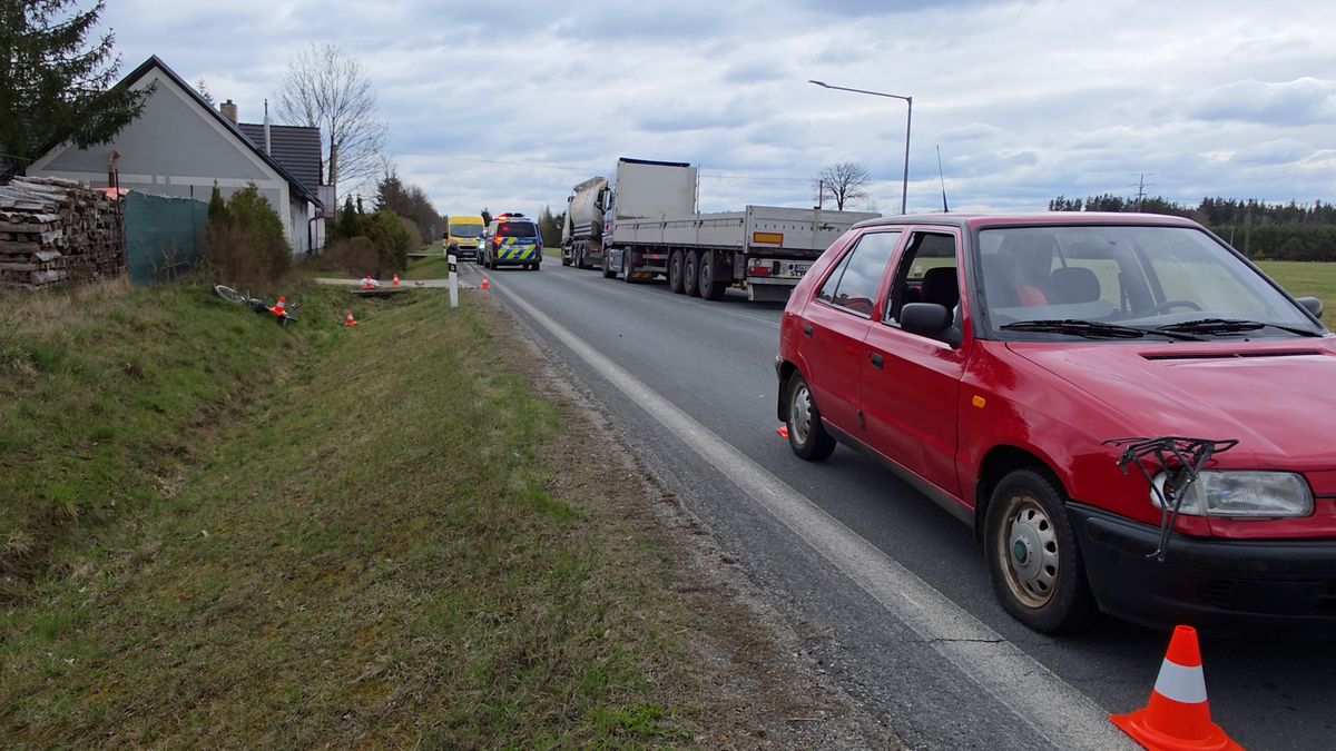 Cyklistku u Halámek srazil 96letý řidič. Ženu museli oživovat