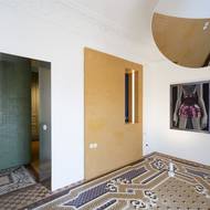 Původní pestré mozaiky na podlahách doplňují monochromatické mozaiky na stěnách.