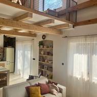 Dům na venkově majitelé opravují svépomocí a hrají si s každým detailem. Nám se líbí niky, originální zděná kuchyň a jídelní stůl.