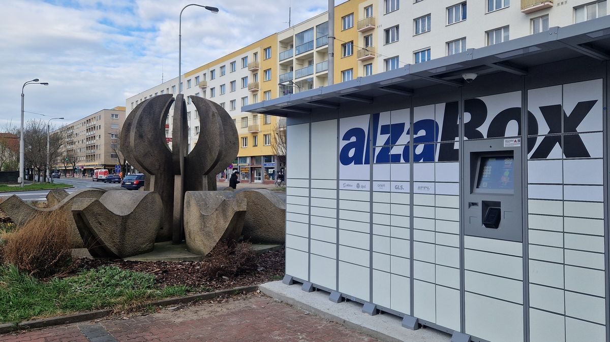FOTO: To se nepovedlo. Alzabox v Hradci stojí hned vedle pískovcové sochy
