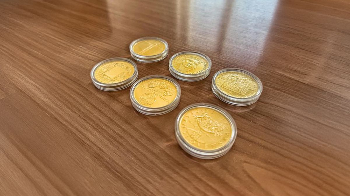Zkoušel trik za trikem, až uspěl. Muž v Žatci podvedl prodejce zlatých mincí