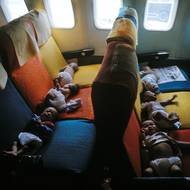 Dětí nejrůznějšího věku bylo mnoho a času málo. Stávalo se, že malí pasažéři nebyli v letadlech nijak zajištěni. Na sedačkách byla některá nemluvňata položená jen volně nebo v papírových krabicích, v nákladovém prostoru je zajišťovala síť. 