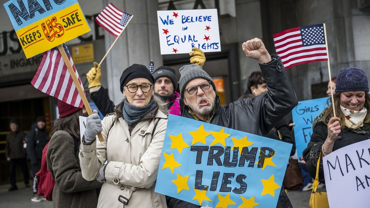 Názory Američanů na EU a Kanadu se za Trumpa zhoršily. Rusko si naopak polepšilo
