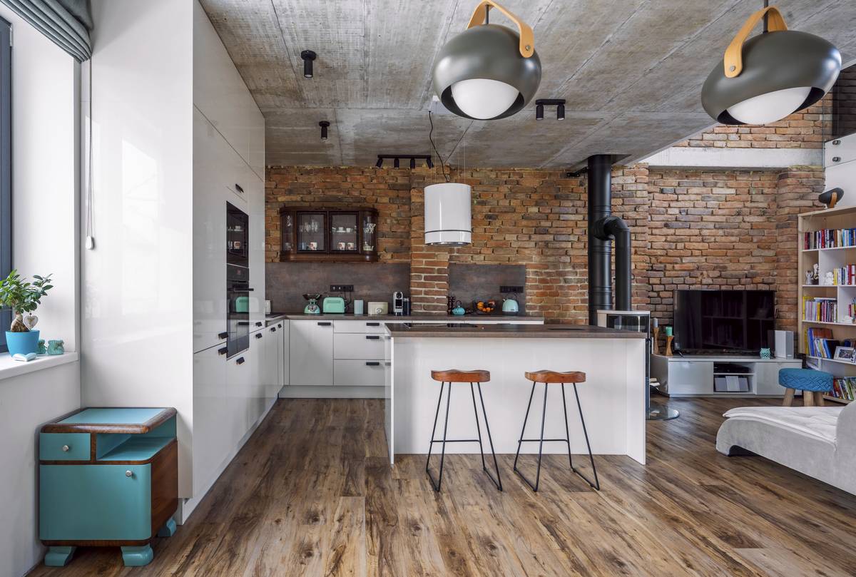 V kuchyni se potkávají stoleté cihly s moderním betonem.