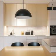 Zlatá barva jídelního stolu se hezky opakuje na dvířkách střední sekce linky. I díky tomu sestava nepůsobí nudně.