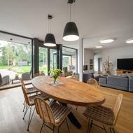 K oválnému stolu v jídelně pohodlně usedne šestičlenná rodina se čtyřmi dětmi.