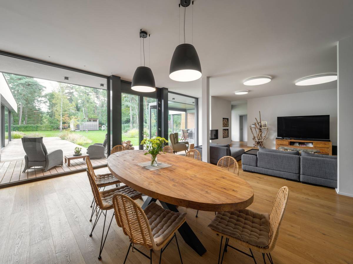 K oválnému stolu v jídelně pohodlně usedne šestičlenná rodina se čtyřmi dětmi.