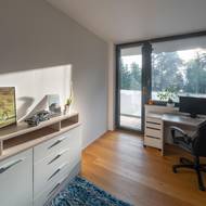 Všechny čtyři děti mají svůj vlastní, stejně velký pokoj, jehož výhled směřuje na zahradu a les za ní.