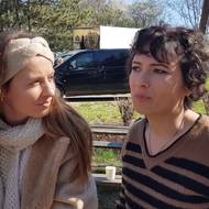 Herečky Simona Kollárová a Anna Prášilová Fialová (vpravo) jako nejbližší kamarádky Simony Monyové v televizním příběhu Monyová. Oneplay jej nasadí v roce 2026.