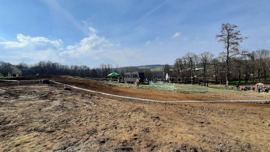 Motorka při závodech na Prachaticku vážně zranila mladou divačku