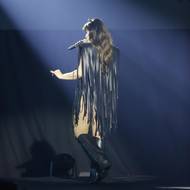 Třásňový model připravovala designérka pro zpěvačku přímo na míru zhruba dva týdny.