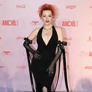 Zpěvačka Žofie Dařbujánová se sice o kreativitu pokusila svými rukavicemi s pentlemi, ale bohužel zbytek trochu pokulhával. Víme, že to rozhodně umí lépe. 