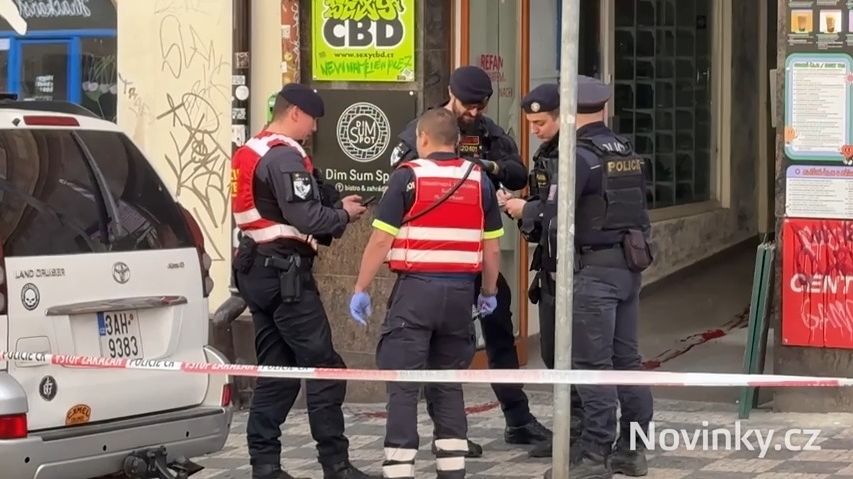 Hádka cizinců v pražském barbershopu skončila pobodáním. Tři zranění, jeden vážně