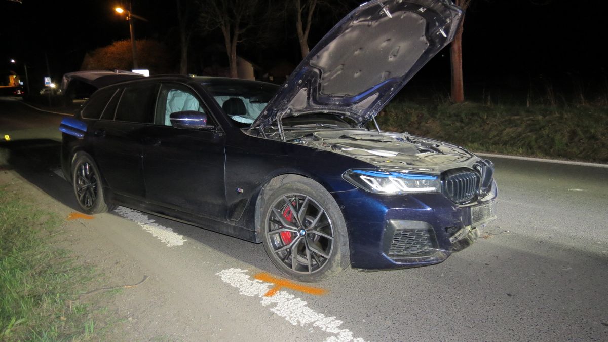 Opilý řidič BMW boural na Rokycansku, pak se běžel schovat domů