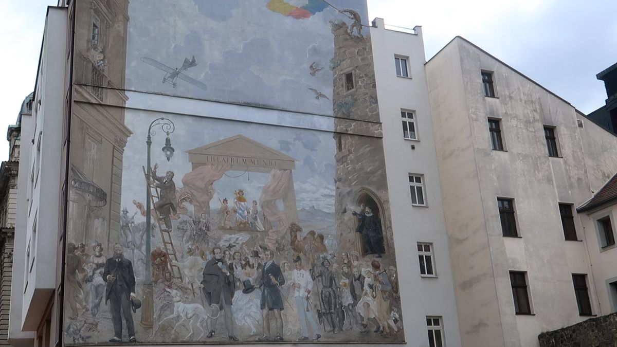 Historické jádro Plzně pozmění obří moderní freska mexického umělce