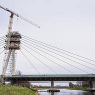 Stavba lanového mostu v rámci obchvatu pardubic na silnici č. 36 na snímku z 2. dubna 2025.