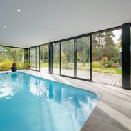 Vila má vnitřní bazén s výhledem do zahrady.