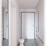 Architekti v celém bytě zdůrazňují linie.