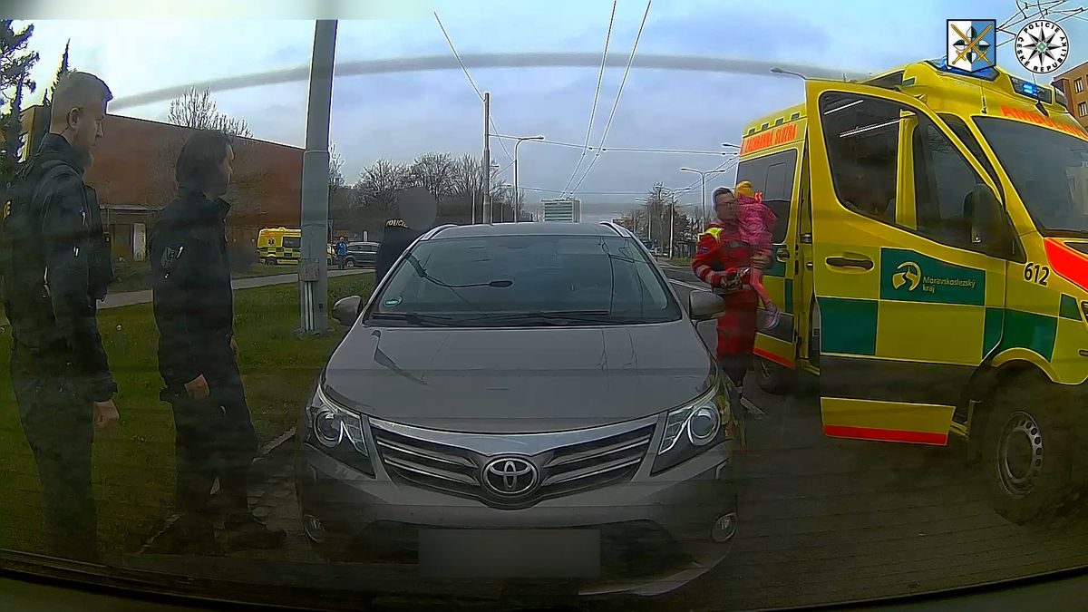 V autě mu zkolabovala pětiletá dcera. Policisté muži klestili cestu Ostravou