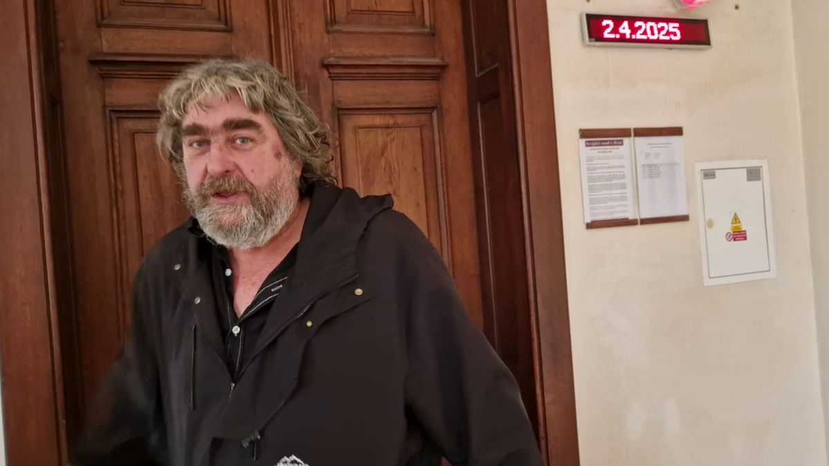 Chci se jen nějak rozumně dostat do důchodu, přesvědčoval soud tramvaják, který zranil deset lidí. Trest neusmlouval
