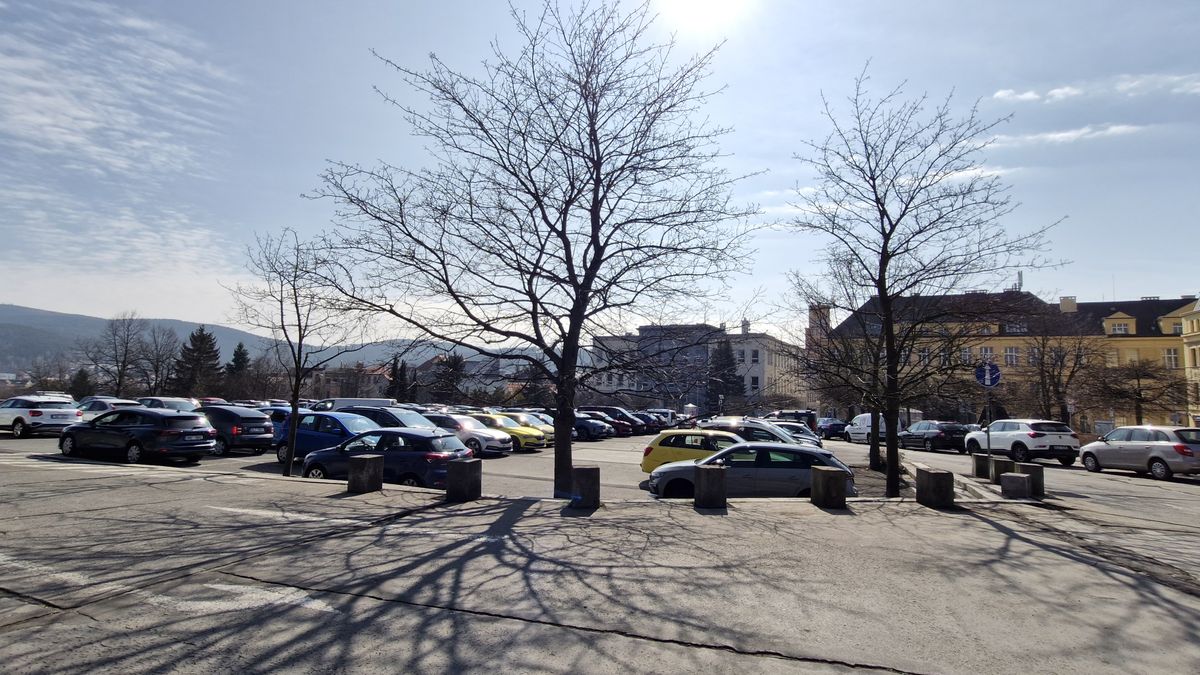 Jablonec mění zastaralý parkovací systém, zdraží a bude přísněji stíhat neplatiče
