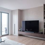 Majitelé rádi tráví čas sledováním televize, proto má tento přístroj pro sebe v obývacím pokoji vyhrazen velký prostor.