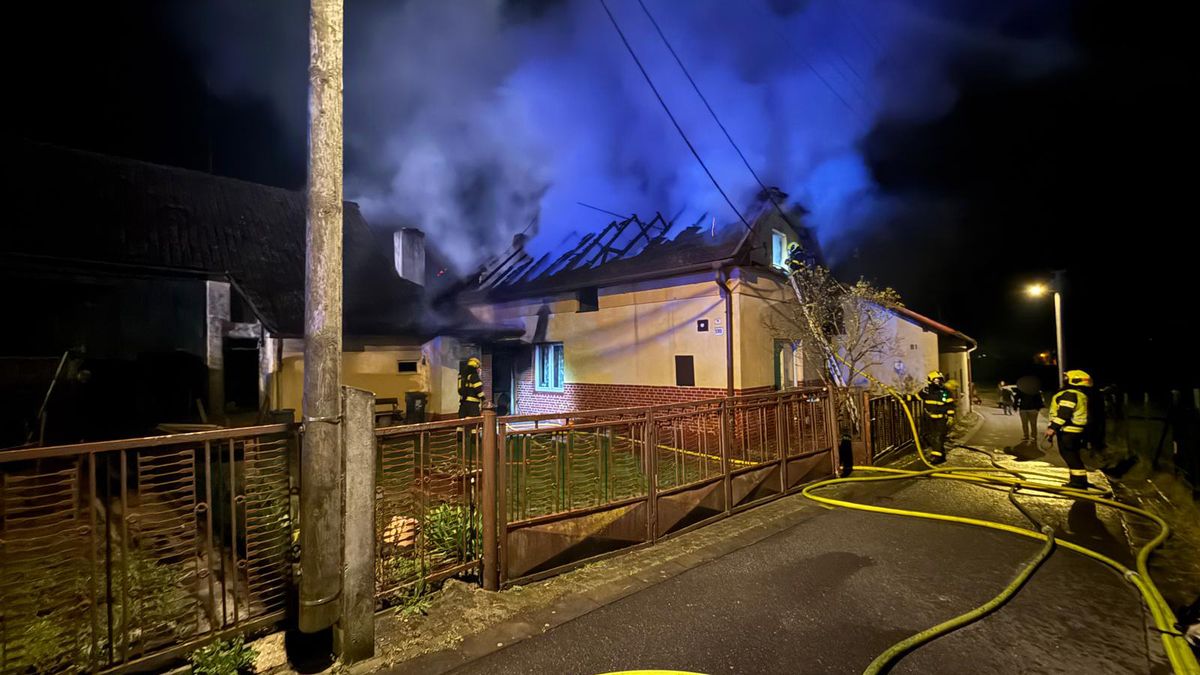 V Hlučíně shořel dům, hasiči uvnitř našli mrtvého muže