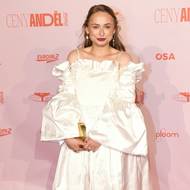 Influencerka Shopaholic Nicol v šatech od designéra Martina Kohouta mnohým připomínala spíše šlehačkový dort.