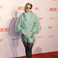 Herečka Anna Jiřina Daňhelová, známá na Instagramu pod přezdívkou @danhelinda, podpořila mladého designéra z UPRUM Tomáše Višňovského.