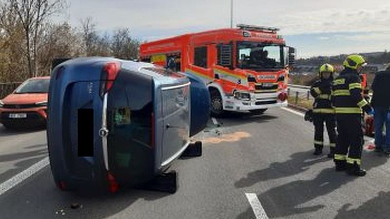 Převrácené auto blokovalo v Praze frekventovanou výpadovku