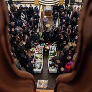 Ve městě v pondělí začal třídenní smutek za oběti. „Nikdy nezapomeneme, nikdy neodpustíme,“ napsal na sociální síti šéf městské správy Oleksandr Vilkul a slíbil, že pomsta bude nevyhnutelná, protože jde o nepromlčitelný zločin.