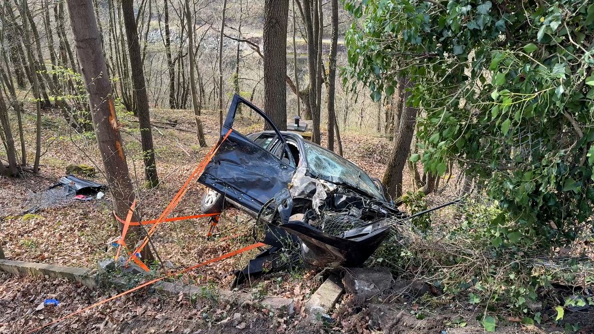 Zraněný řidič čekal hodiny na pomoc uvázlý v sešrotovaném autě ve svahu u Prahy