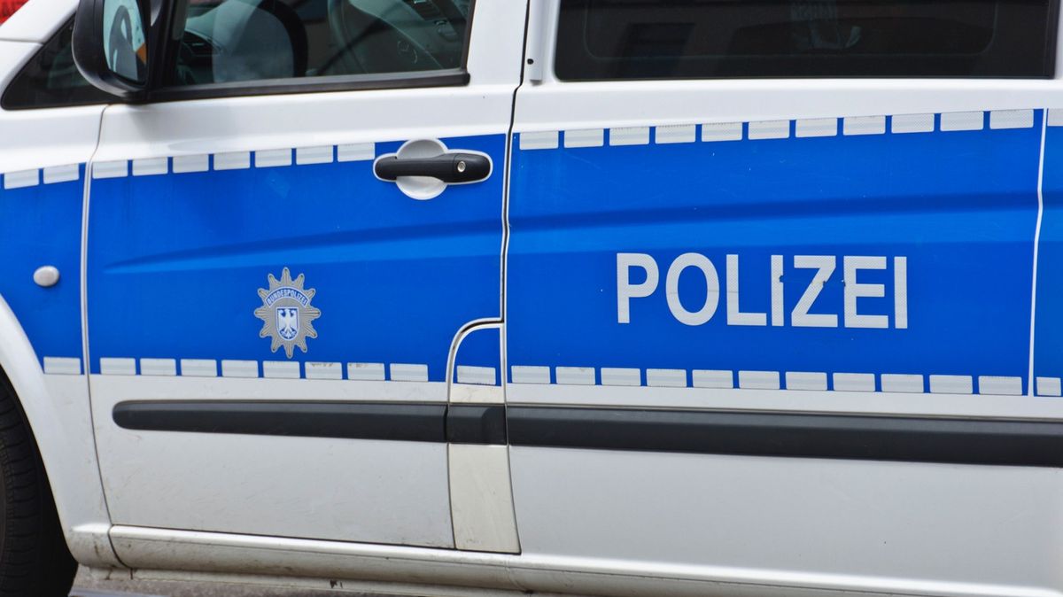 Německá policie našla v domě tři mrtvé a pátrá po pachateli. Obyvatelé nemají brát stopaře