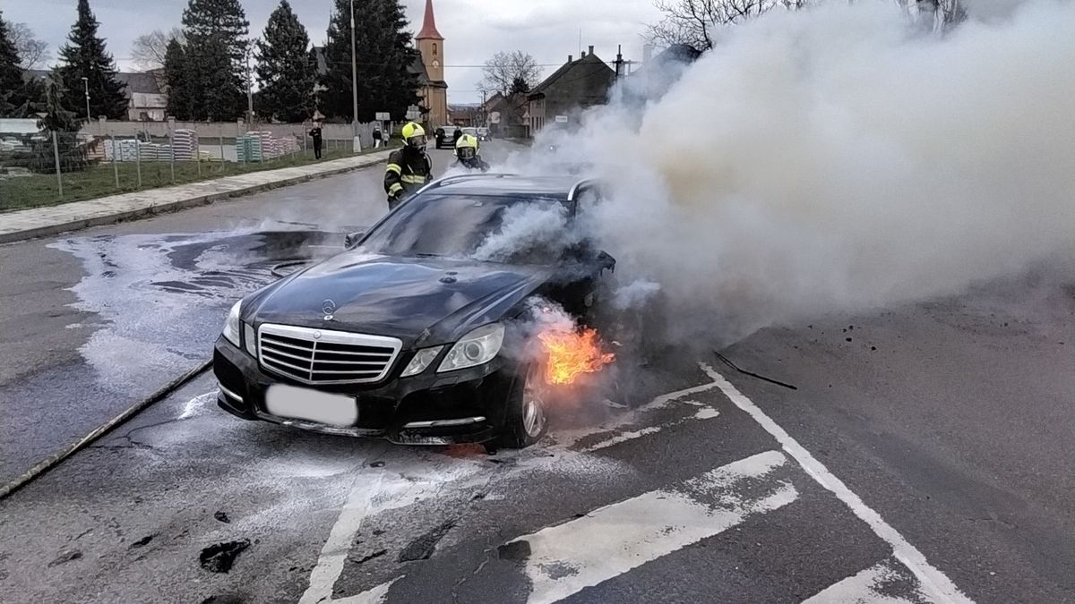 Řidič na Přerovsku jel v hořícím mercedesu, všiml si toho až protijedoucí šofér