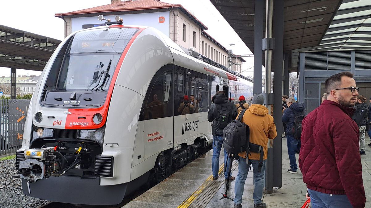 Mezi Prahou a Úvaly jezdí nová železniční linka