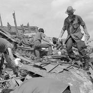 Záchranáři prohledávají trosky letadla. Živé vyvázly ty děti, které byly přepravovány v kabině pro cestující, zatímco děti umístěné do nákladového prostoru nehodu nepřežily.